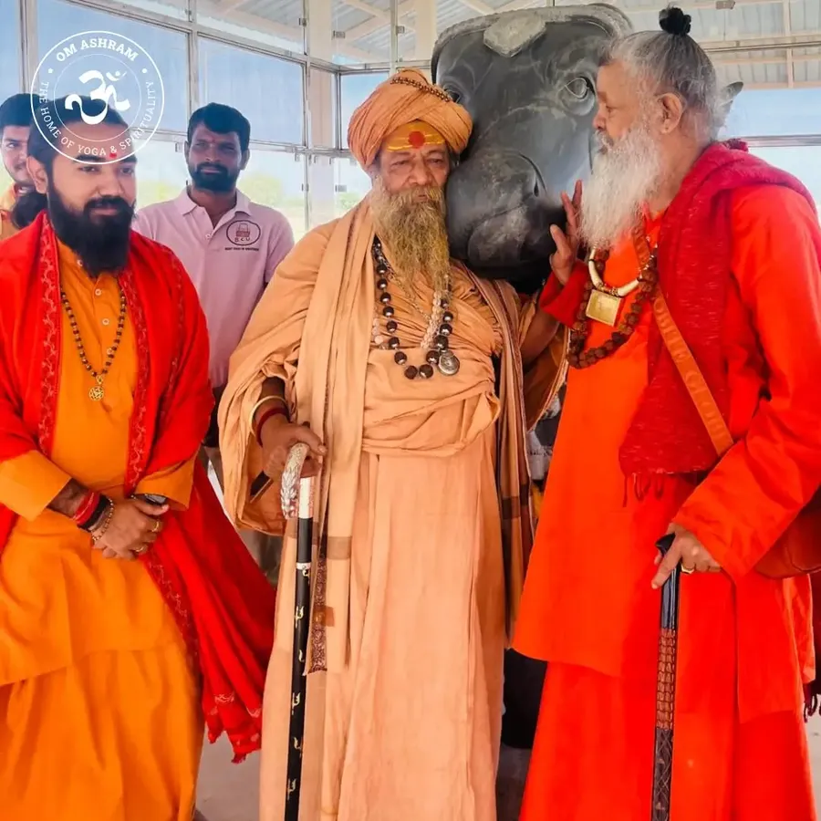 shree-acharya-mahamandaleshwar-vishokanand-bharti-ji-visits-om-ashram bodyImage